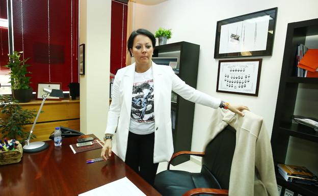 La portavoz de Ciudadanos en el Ayuntamiento de Ponferrada, Rosa Luna, durante su comparecencia de esta tarde en la que ha anunciado su dimisión de todos sus cargos y la baja del partido