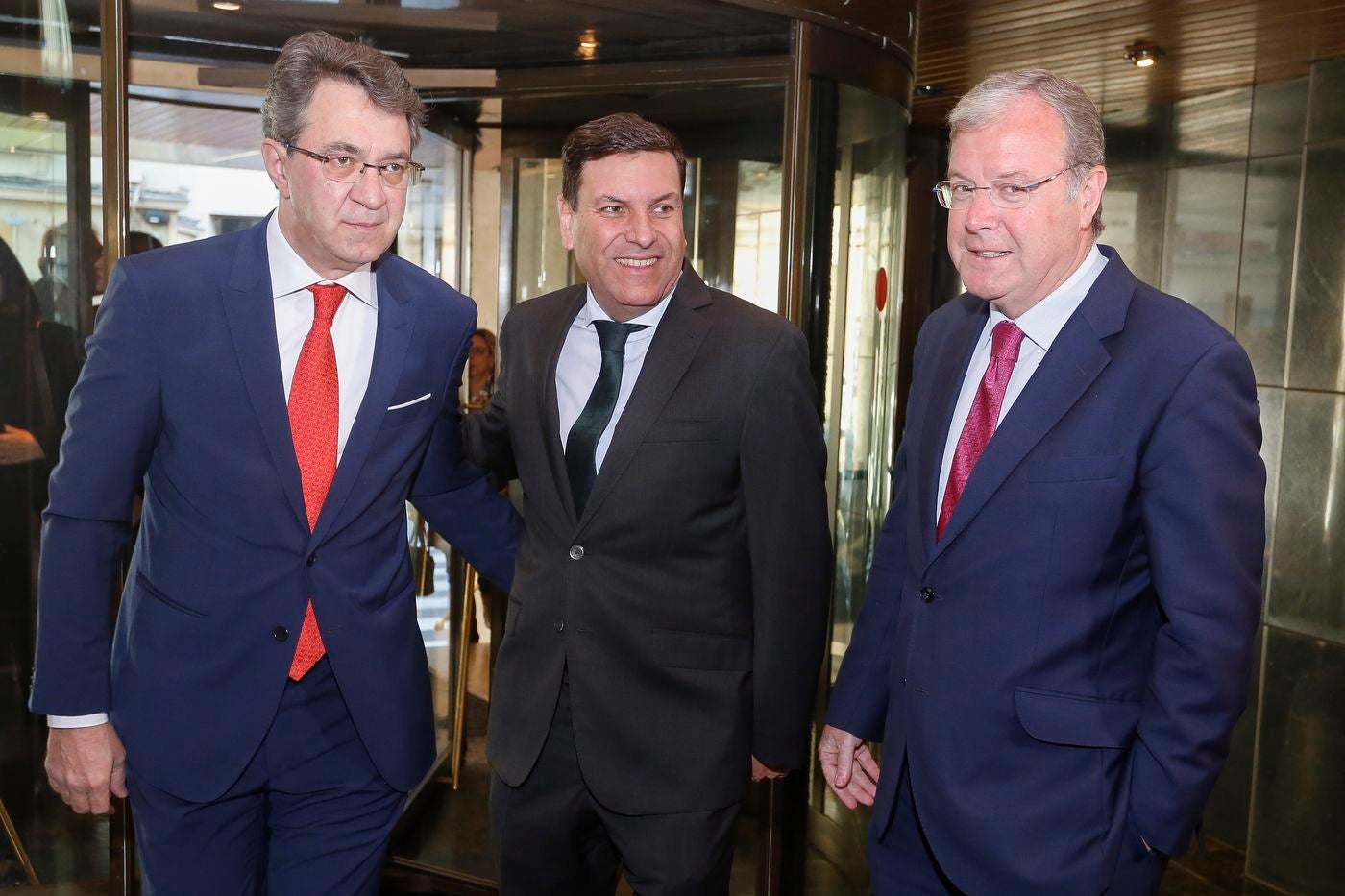 El consejero de Empleo, Carlos Fernández Carriedo, imparte la ponencia 'Consolidar la recuperación y la creación de empleo', en el 'Encuentro' organizado por Leonoticias