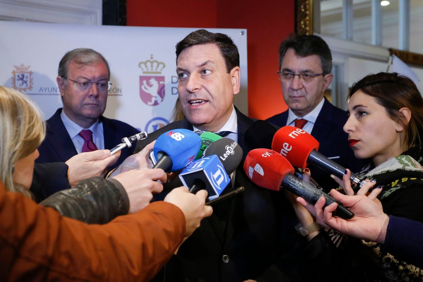 El consejero de Empleo, Carlos Fernández Carriedo, imparte la ponencia 'Consolidar la recuperación y la creación de empleo', en el 'Encuentro' organizado por Leonoticias