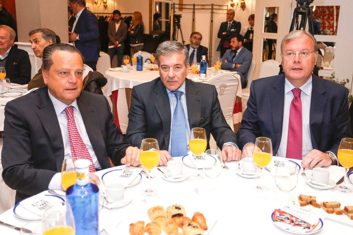 El consejero de Empleo, Carlos Fernández Carriedo, imparte la ponencia 'Consolidar la recuperación y la creación de empleo', en el 'Encuentro' organizado por Leonoticias