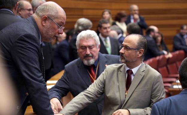 Igea conversa con Luis Fuentes durante un pleno.