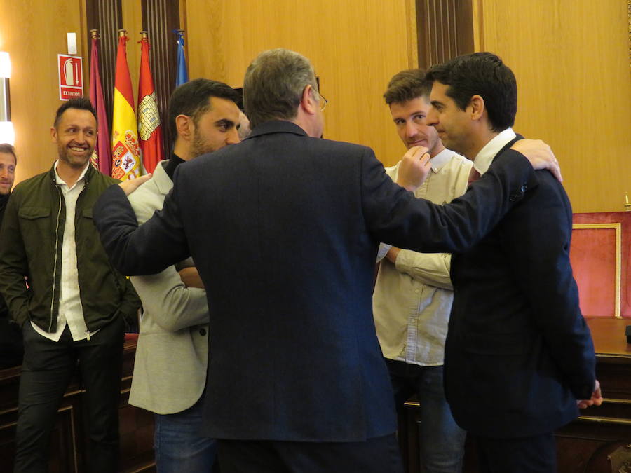 Fotos: Recepción de la plantilla de la Cultural en el Ayuntamiento