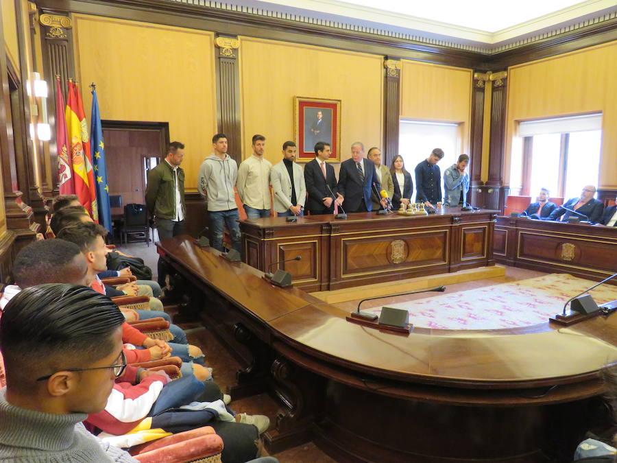 Fotos: Recepción de la plantilla de la Cultural en el Ayuntamiento