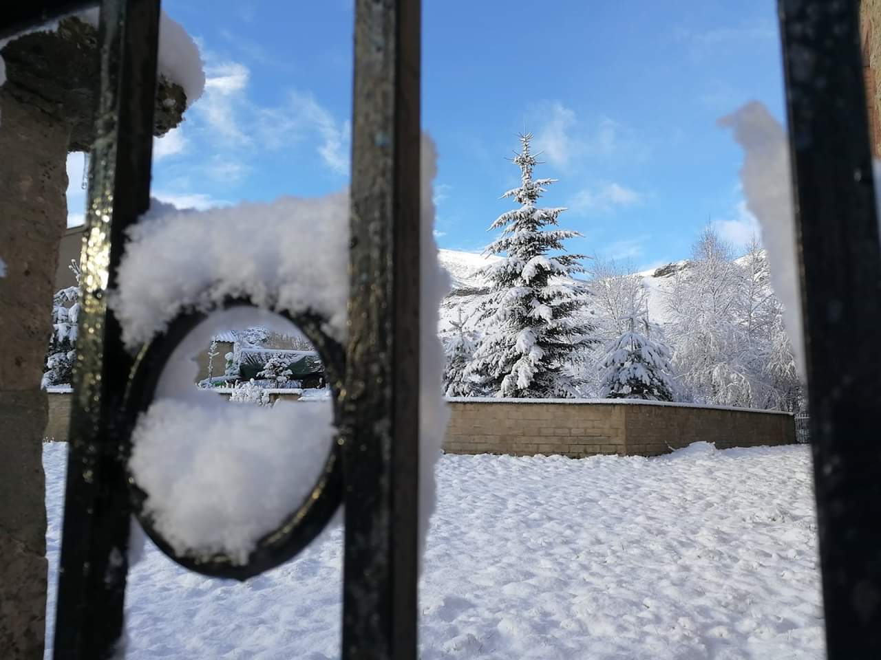 Las estampas invernales se han reproducido en las últimas horas en la provincia de León, en la que la nieve ha regresado a las zonas de montaña