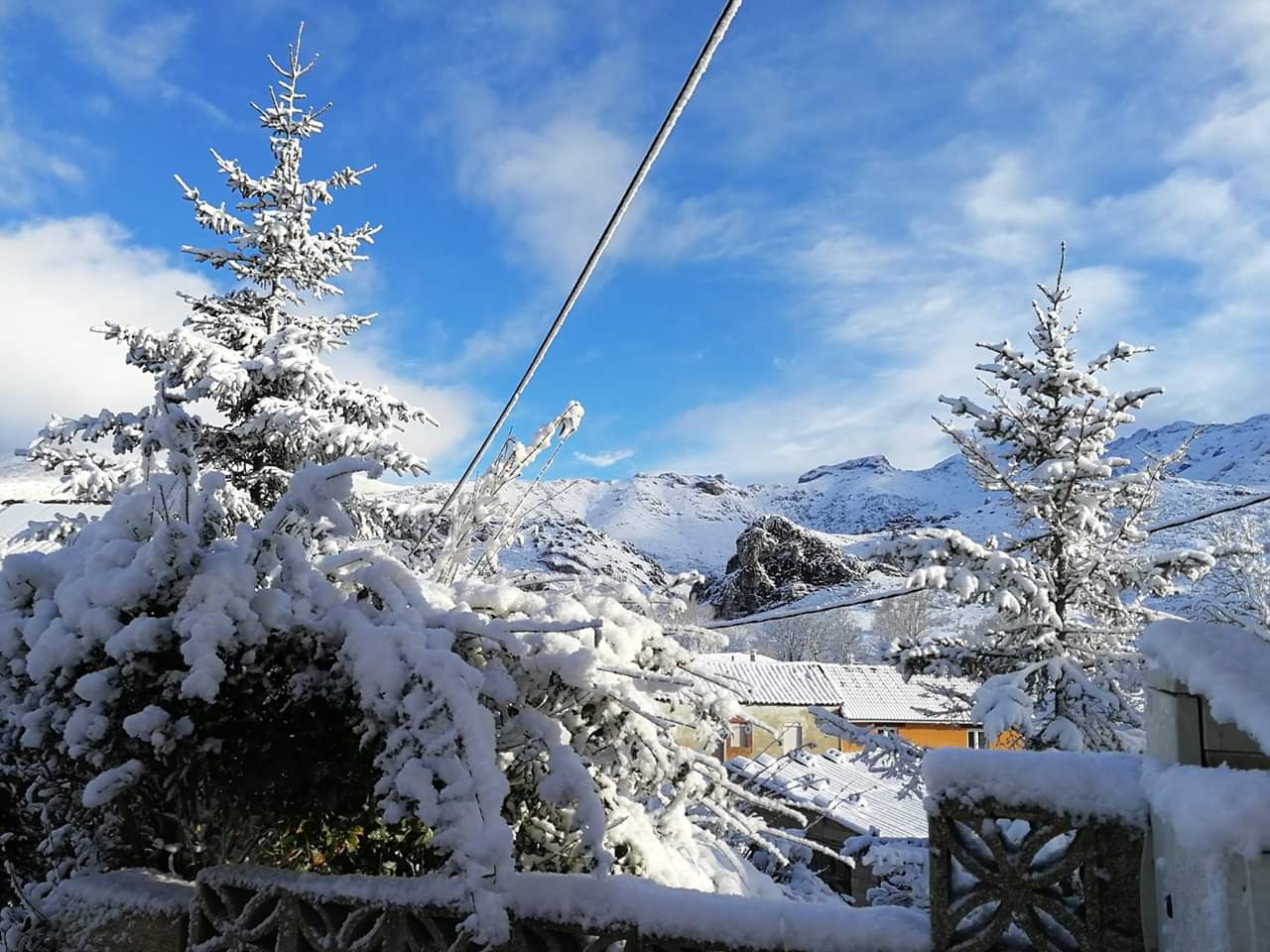 Las estampas invernales se han reproducido en las últimas horas en la provincia de León, en la que la nieve ha regresado a las zonas de montaña