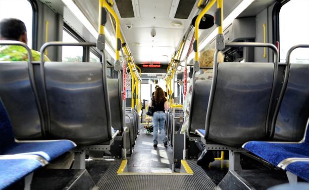 Imagen del interior de un bus urbano.