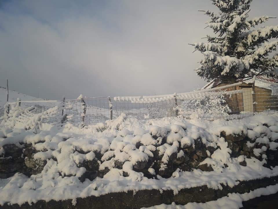 Las estampas invernales se han reproducido en las últimas horas en la provincia de León, en la que la nieve ha regresado a las zonas de montaña