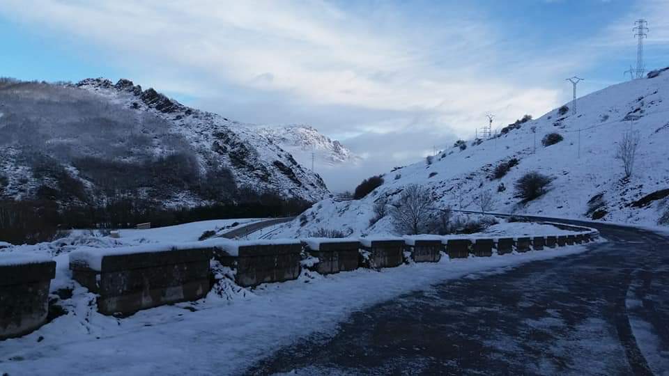 Las estampas invernales se han reproducido en las últimas horas en la provincia de León, en la que la nieve ha regresado a las zonas de montaña