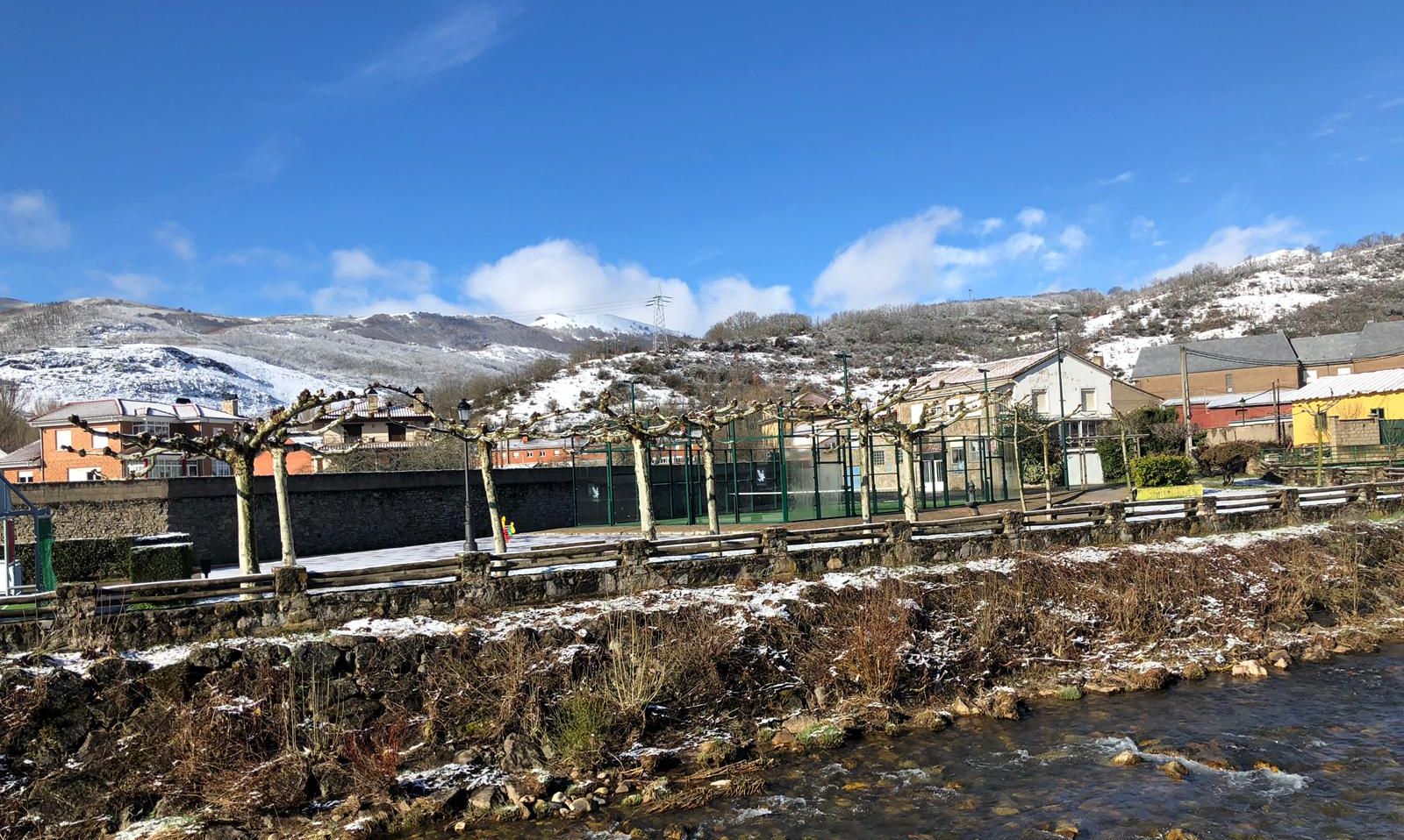 Las estampas invernales se han reproducido en las últimas horas en la provincia de León, en la que la nieve ha regresado a las zonas de montaña