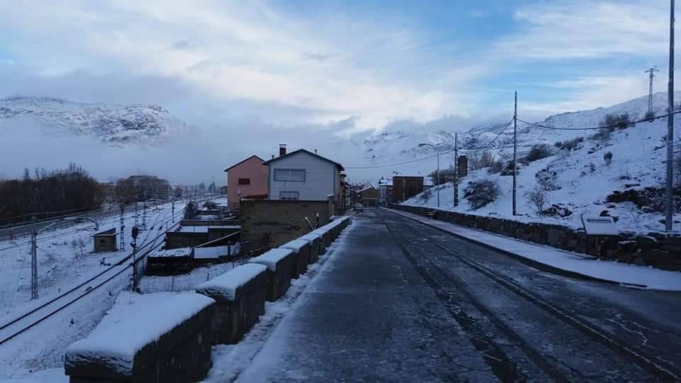 Las estampas invernales se han reproducido en las últimas horas en la provincia de León, en la que la nieve ha regresado a las zonas de montaña