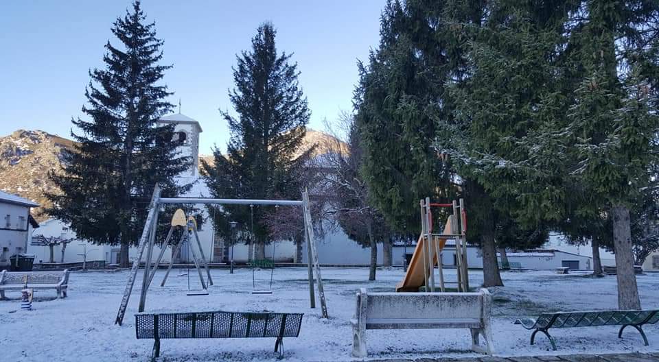 Las estampas invernales se han reproducido en las últimas horas en la provincia de León, en la que la nieve ha regresado a las zonas de montaña