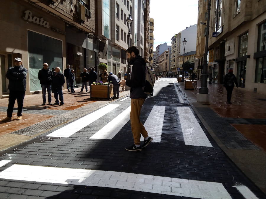 Fotos: La calle Camino de Santiago de Ponferrada estrena nueva imagen