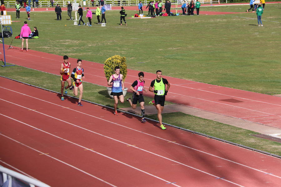 Fotos: El atletismo desafía el frío en León