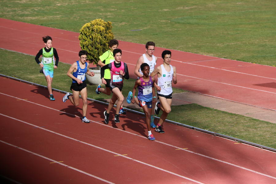 Fotos: El atletismo desafía el frío en León