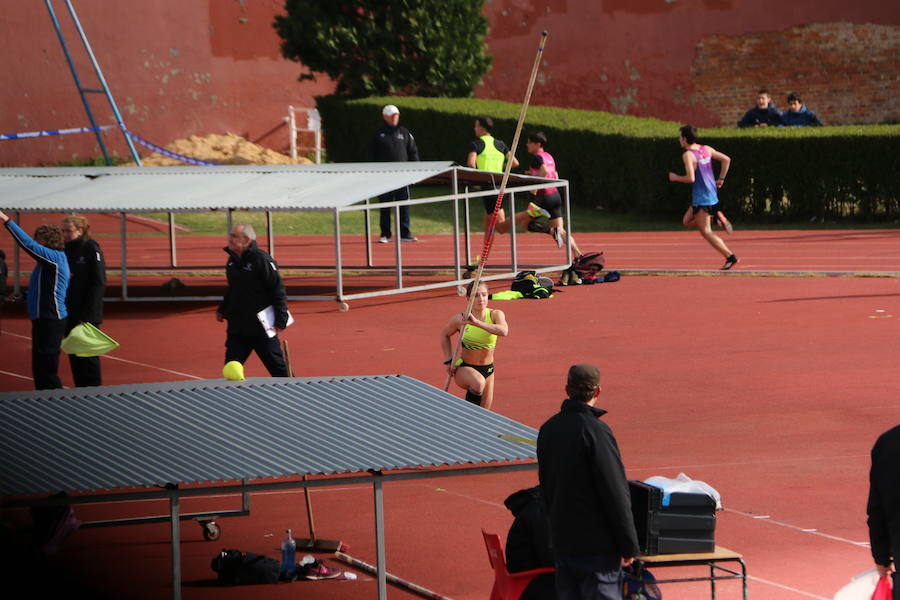 Fotos: El atletismo desafía el frío en León