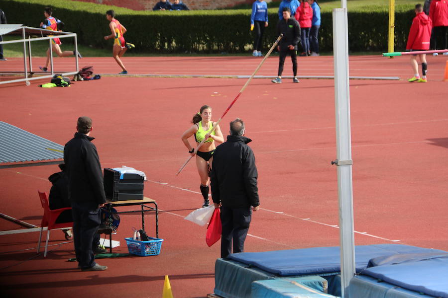 Fotos: El atletismo desafía el frío en León