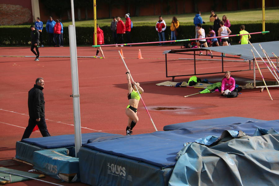 Fotos: El atletismo desafía el frío en León