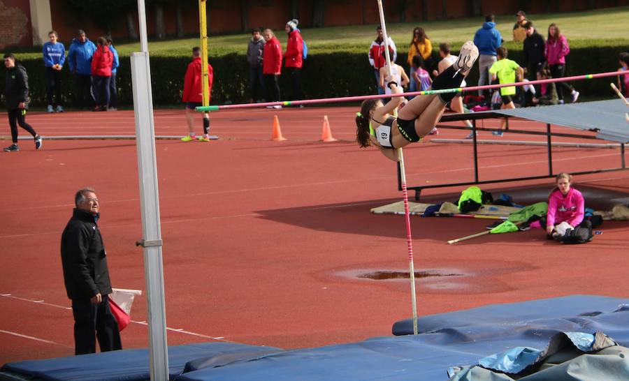 Fotos: El atletismo desafía el frío en León