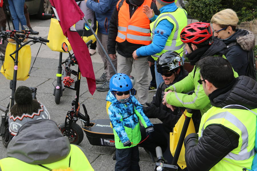 Fotos: Los patinetes eléctricos protestan en León