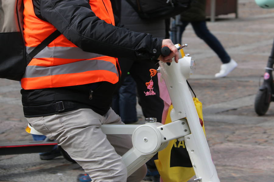 Fotos: Los patinetes eléctricos protestan en León