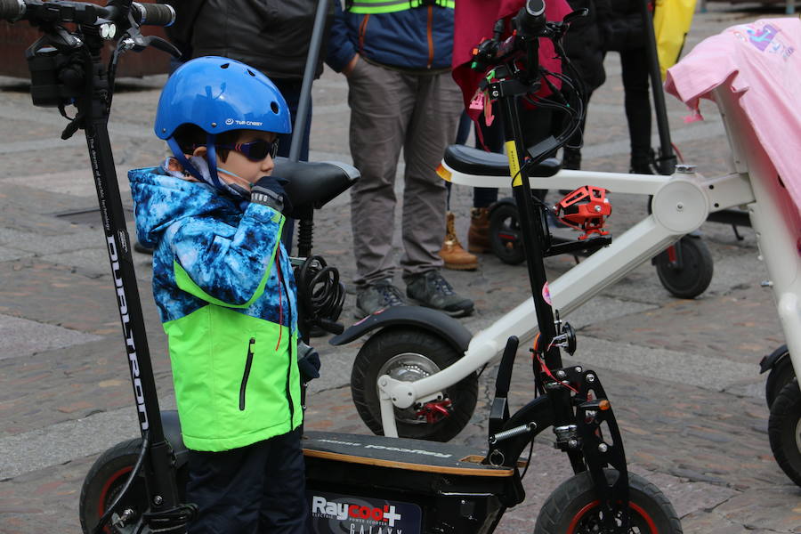 Fotos: Los patinetes eléctricos protestan en León