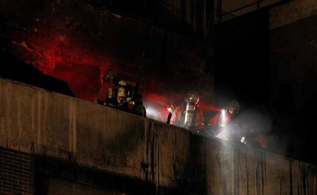 Los bomberos intentan sofocar el incendio declarado en el norte de París.