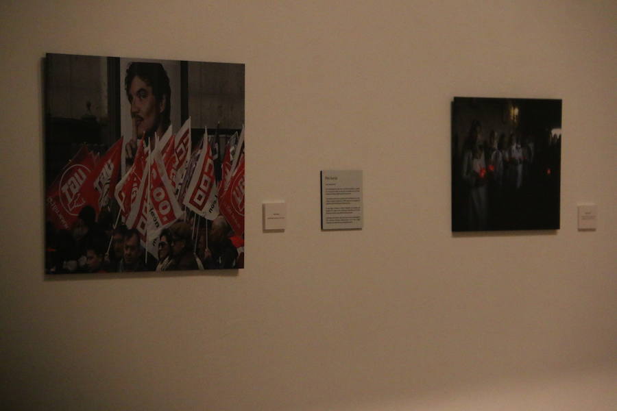 Inauguración de la exposición 'León Press Photo 2018'. En la imagen, intervención del comisario de la exposición, Saúl R. Arén