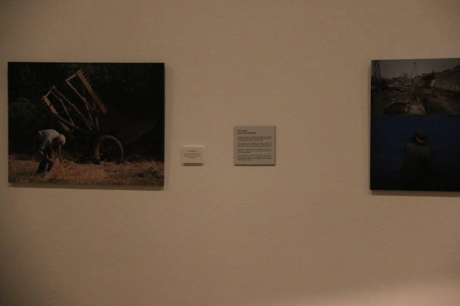 Inauguración de la exposición 'León Press Photo 2018'. En la imagen, intervención del comisario de la exposición, Saúl R. Arén