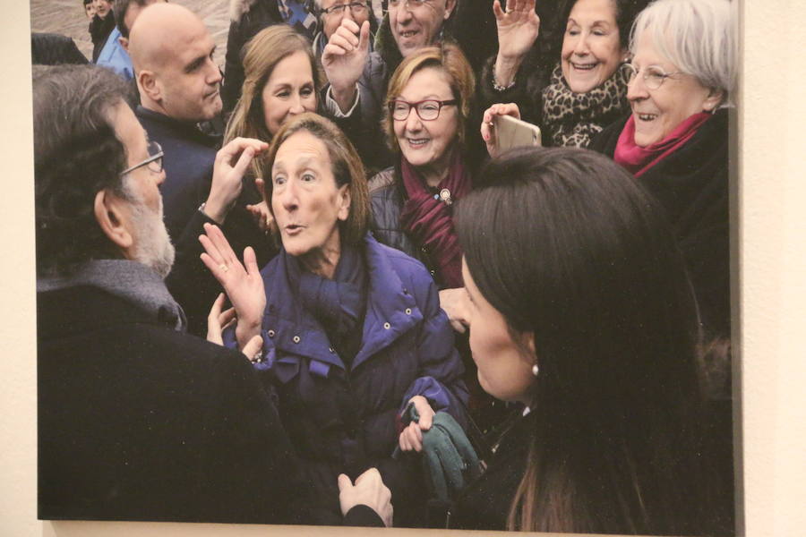 Inauguración de la exposición 'León Press Photo 2018'. En la imagen, intervención del comisario de la exposición, Saúl R. Arén