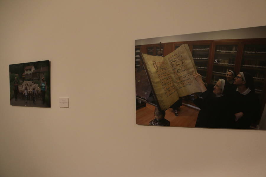 Inauguración de la exposición 'León Press Photo 2018'. En la imagen, intervención del comisario de la exposición, Saúl R. Arén