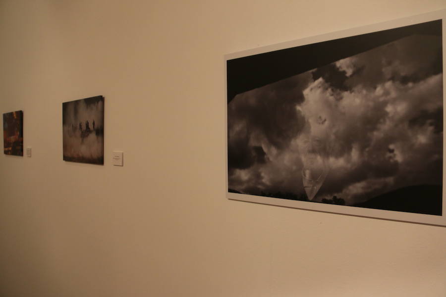 Inauguración de la exposición 'León Press Photo 2018'. En la imagen, intervención del comisario de la exposición, Saúl R. Arén