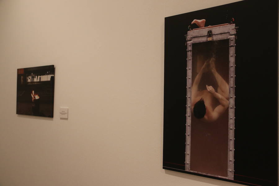 Inauguración de la exposición 'León Press Photo 2018'. En la imagen, intervención del comisario de la exposición, Saúl R. Arén