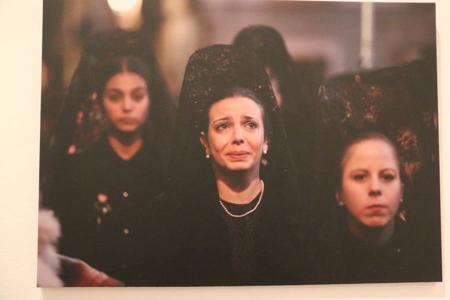 Inauguración de la exposición 'León Press Photo 2018'. En la imagen, intervención del comisario de la exposición, Saúl R. Arén