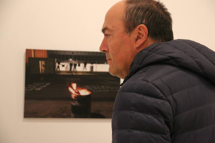 Inauguración de la exposición 'León Press Photo 2018'. En la imagen, intervención del comisario de la exposición, Saúl R. Arén