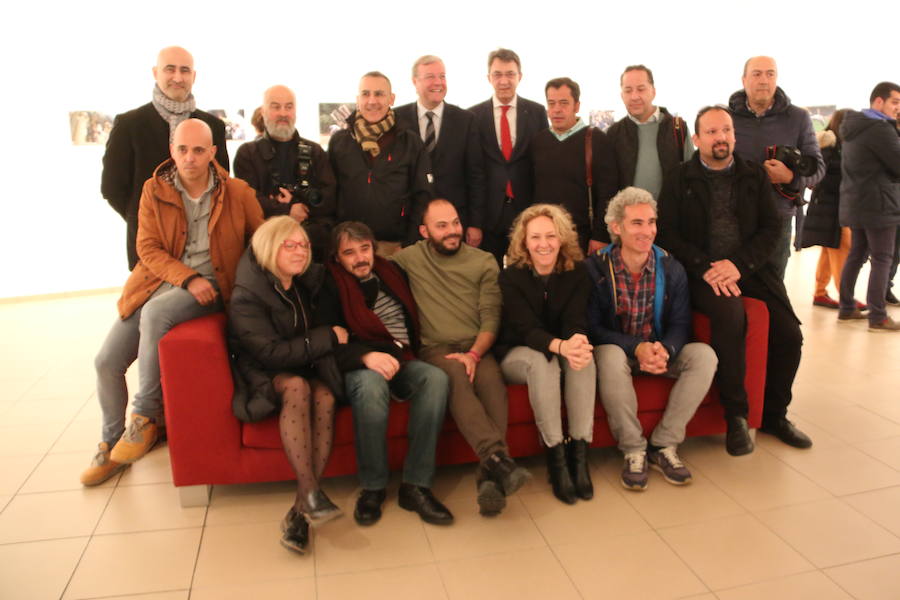 Inauguración de la exposición 'León Press Photo 2018'. En la imagen, intervención del comisario de la exposición, Saúl R. Arén