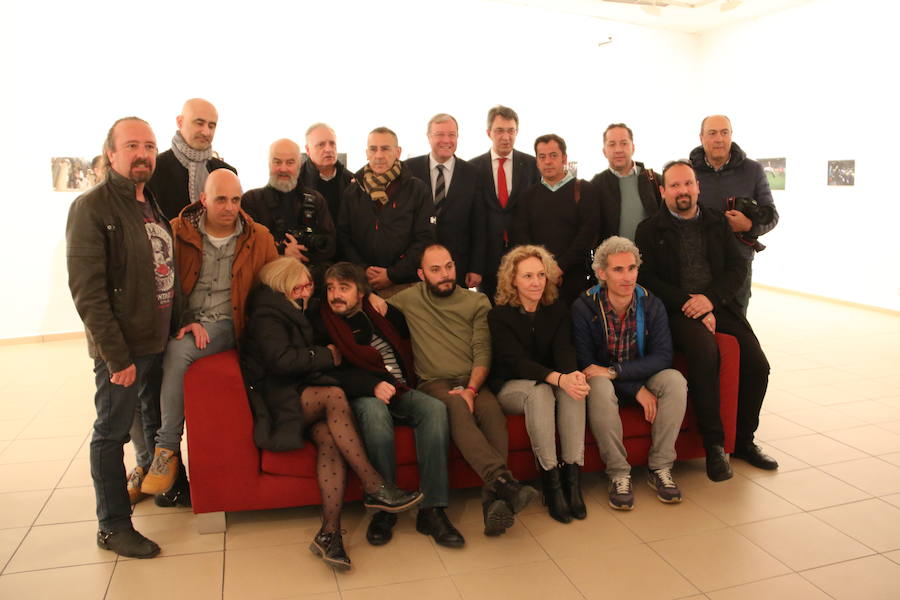 Inauguración de la exposición 'León Press Photo 2018'. En la imagen, intervención del comisario de la exposición, Saúl R. Arén