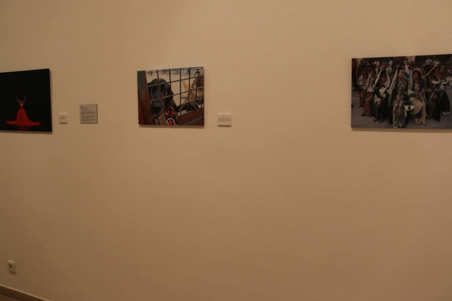 Inauguración de la exposición 'León Press Photo 2018'. En la imagen, intervención del comisario de la exposición, Saúl R. Arén