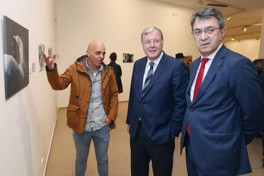 Inauguración de la exposición 'León Press Photo 2018'. En la imagen, intervención del comisario de la exposición, Saúl R. Arén