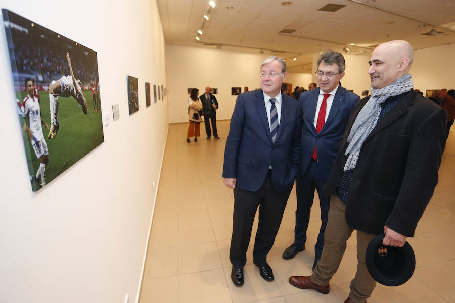 Inauguración de la exposición 'León Press Photo 2018'. En la imagen, intervención del comisario de la exposición, Saúl R. Arén