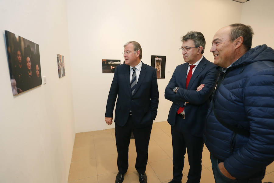 Inauguración de la exposición 'León Press Photo 2018'. En la imagen, intervención del comisario de la exposición, Saúl R. Arén
