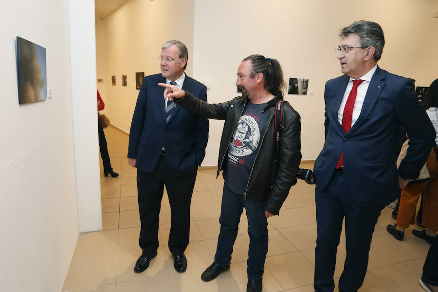 Inauguración de la exposición 'León Press Photo 2018'. En la imagen, intervención del comisario de la exposición, Saúl R. Arén