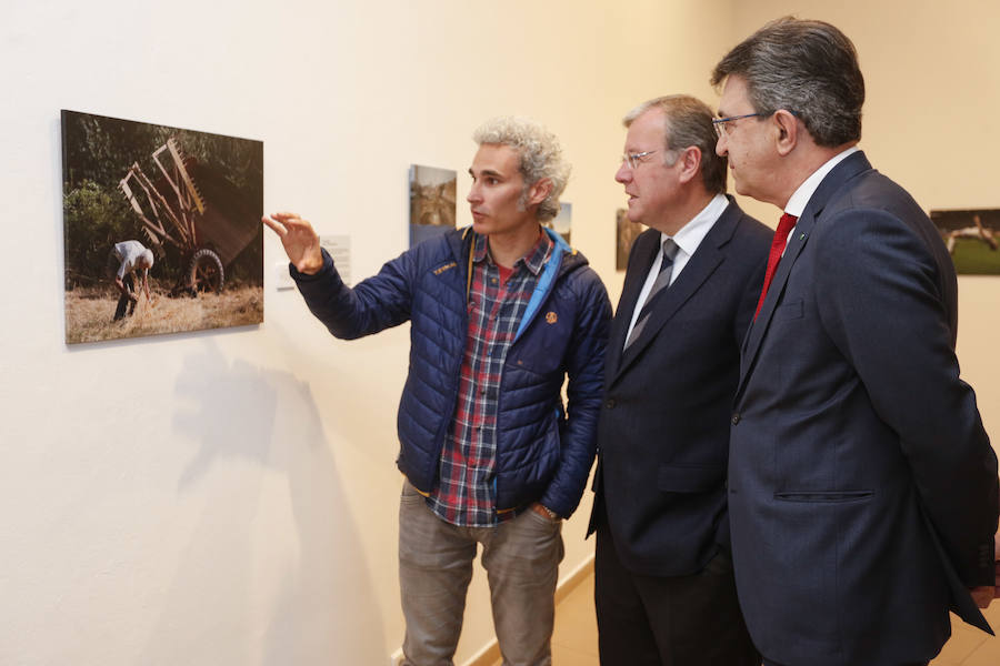 Inauguración de la exposición 'León Press Photo 2018'. En la imagen, intervención del comisario de la exposición, Saúl R. Arén