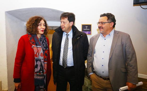 La alcaldesa de Ponferrada, Gloria Fernández Merayo, junto al comisario de la Policía nacional y jefe del área de estrategia y prospectiva, José Luis Serrano Merino (C), y el concejal de Seguridad, Carlos Fernández (D), durante su visita a Ponferrada