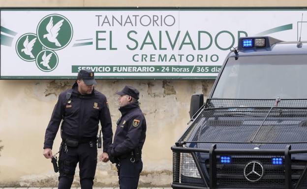 Agentes durante uno de los registros en el tanatorio. 