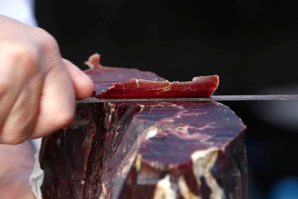 Leonoticias recorre la provincia para descubrir lo que esconden los productos de León avalados con un sello de calidad, en esta segunda parada conocemos la alubia de La Bañeza, la lenteja de Tierra de Campos, el pimiento de Fresno de la Vega, las mantecadas de Astorga y, como no, el emblema culinario de León