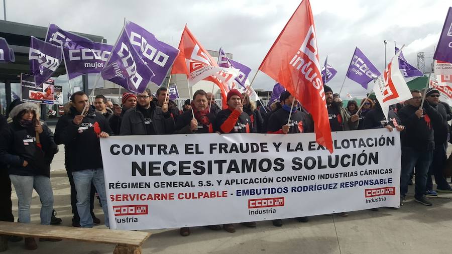 Fotos: Los trabajadores de Embutidos Rodríguez vuelven a la calle