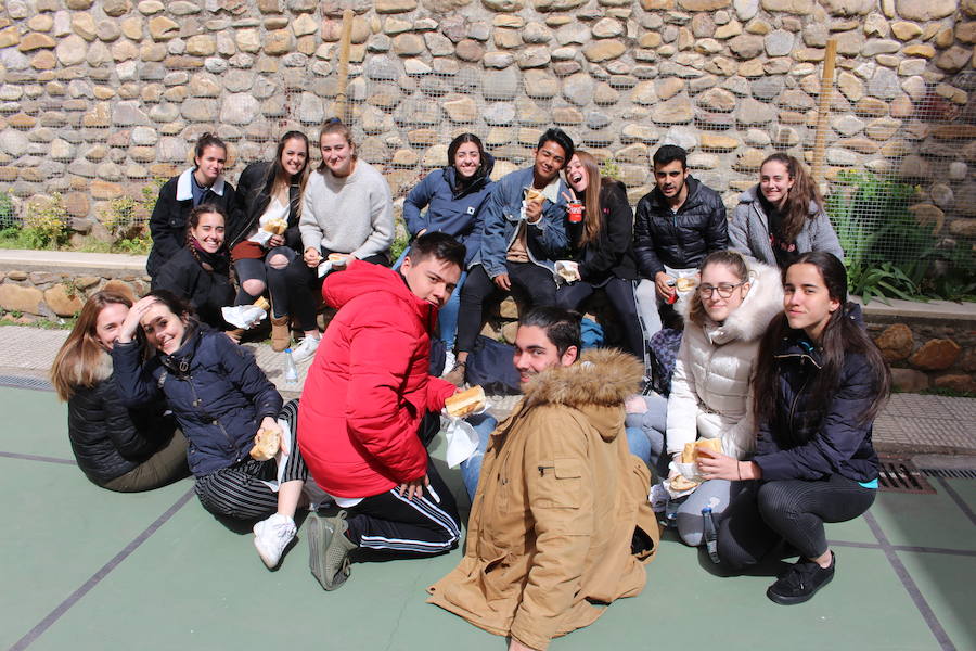 Fotos: Bocadillo solidario en el IES Legio VII