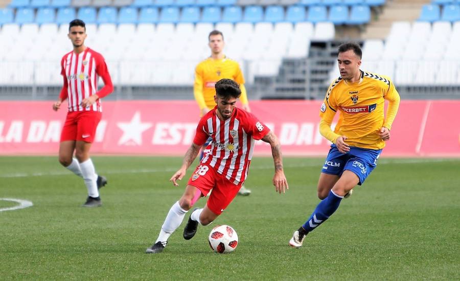 Óscar Lozano, en un lance de un partido vistiendo la camiseta del Almeria. 