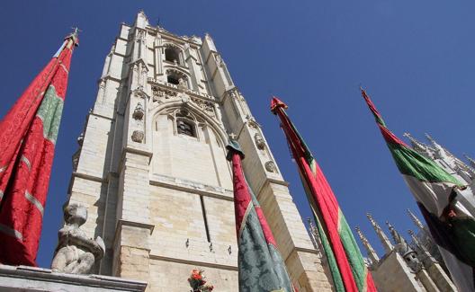 Pendones ante la Catedral de León.