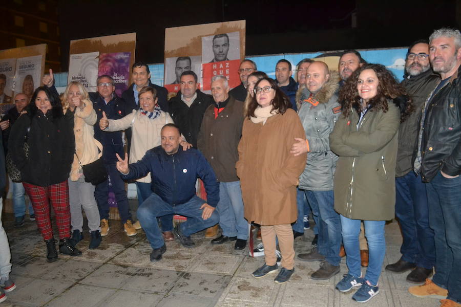 Fotos: Pegada de carteles en Ponferrada